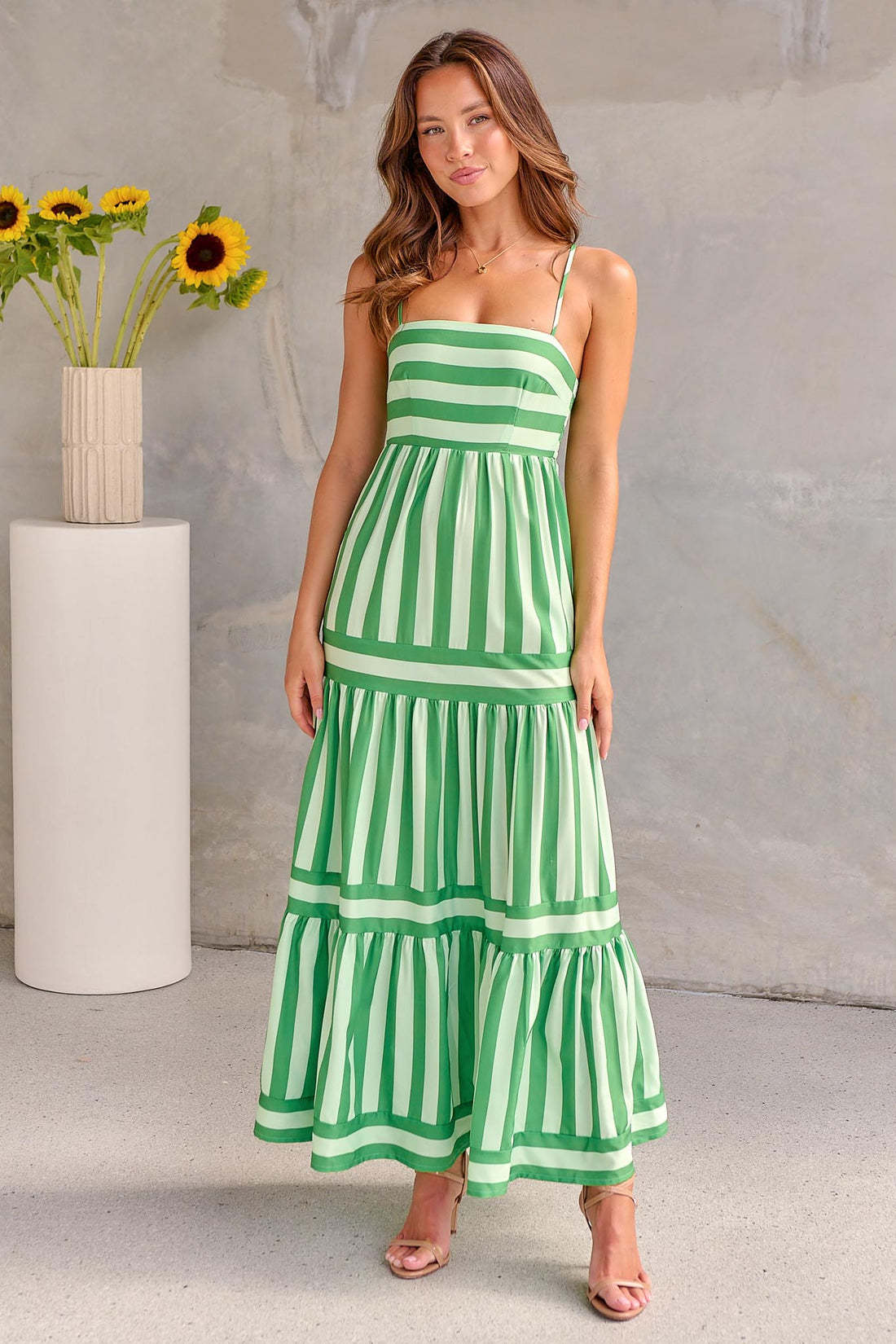 Robe d'été longue à rayures imprimées avec poches, encolure carrée et dos ouvert