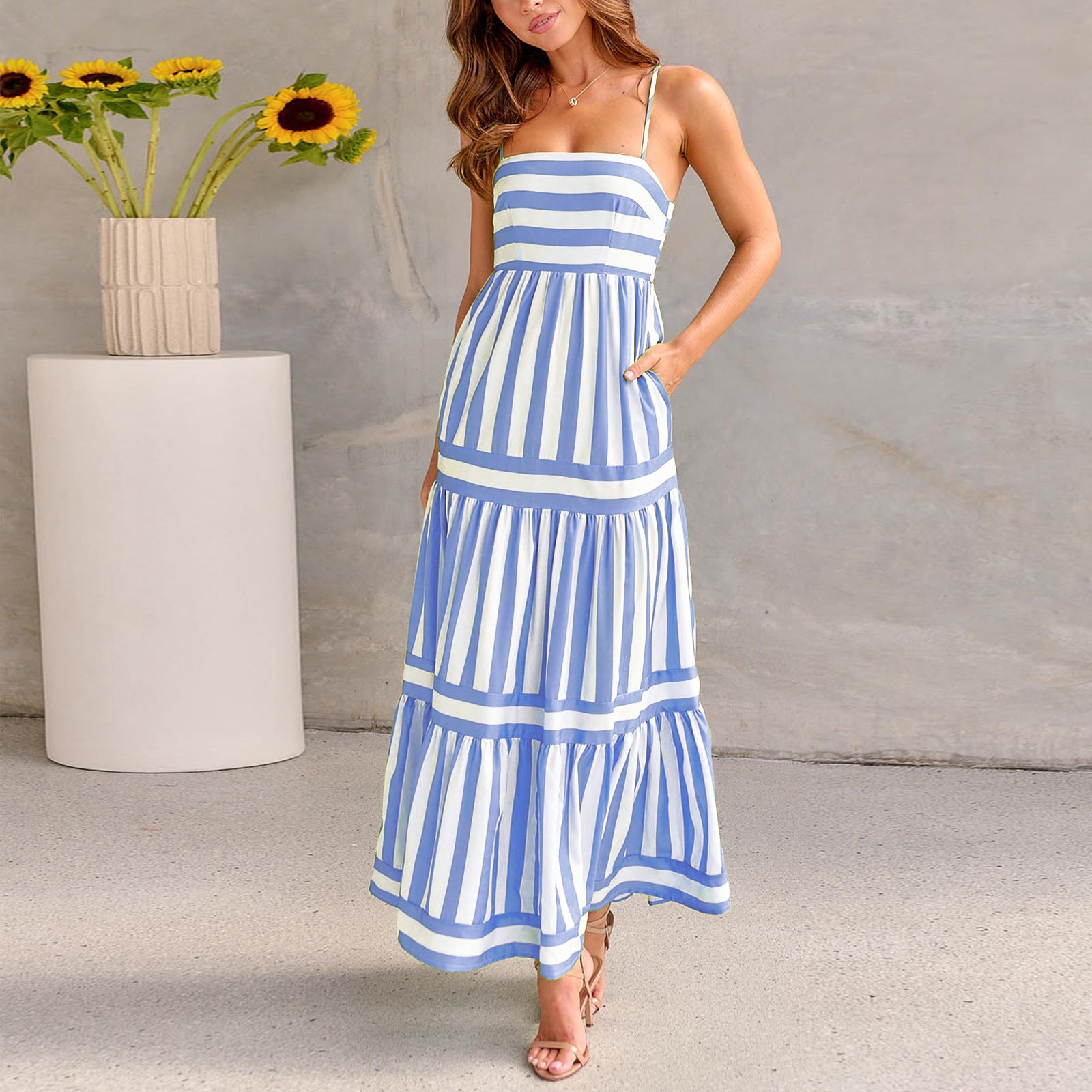 Robe d'été longue à rayures imprimées avec poches, encolure carrée et dos ouvert