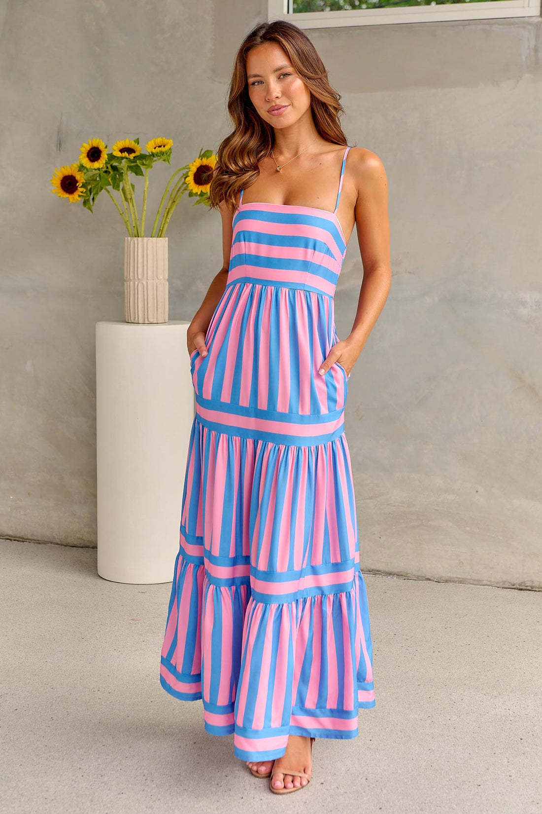 Robe d'été longue à rayures imprimées avec poches, encolure carrée et dos ouvert